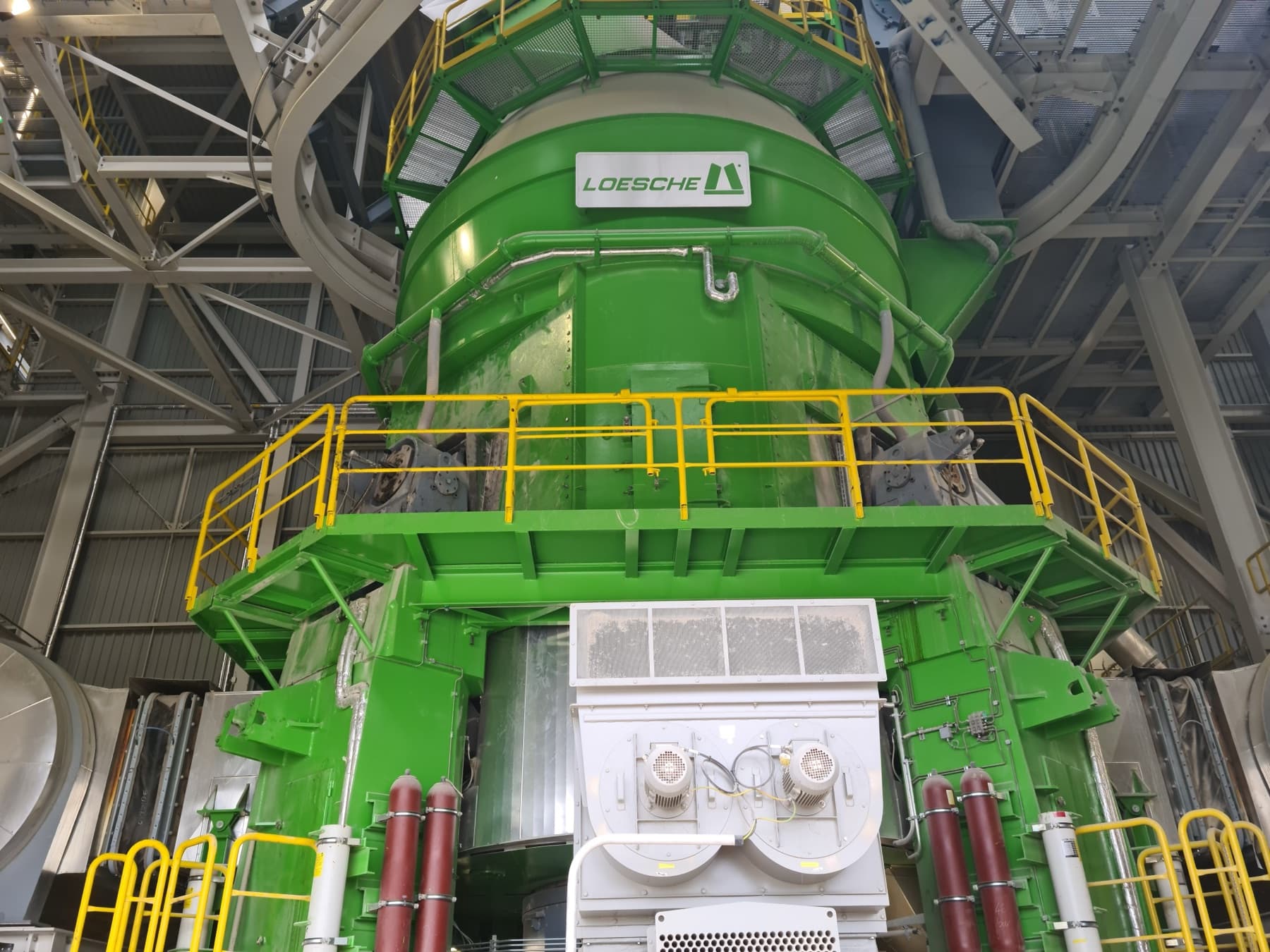 Młyn pionowy LOESCHE LM w hali przemiałowni