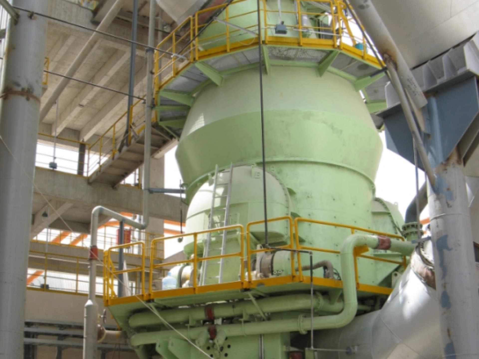 Młyn węglowy LOESCHE LM w młynowni bloku energetycznego
