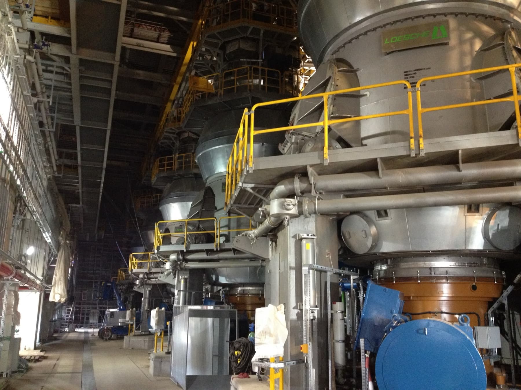 Rząd młynów węglowych LOESCHE w bloku energetycznym